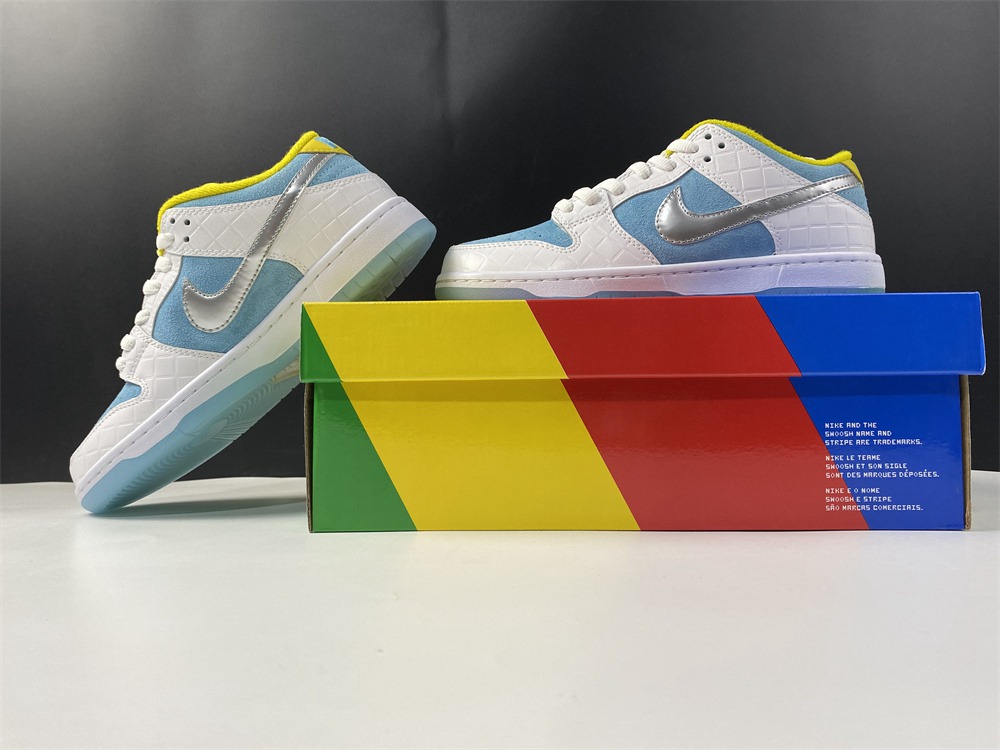 How the FTC x Nike SB Dunk Low Looks On-Feet DH7687-400